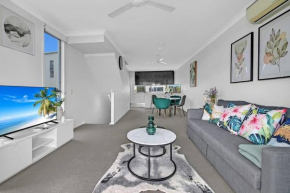 Water View Modern Three-level Townhouse in Carrara